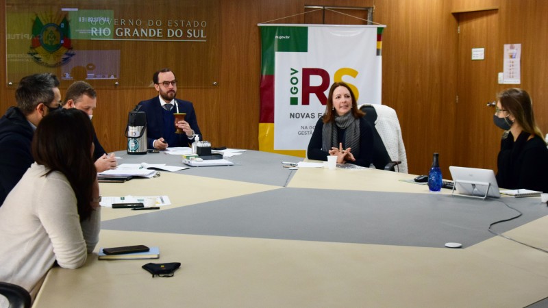 Imagem mostra os participantes do seminário que estiveram presencialmente na SGGE