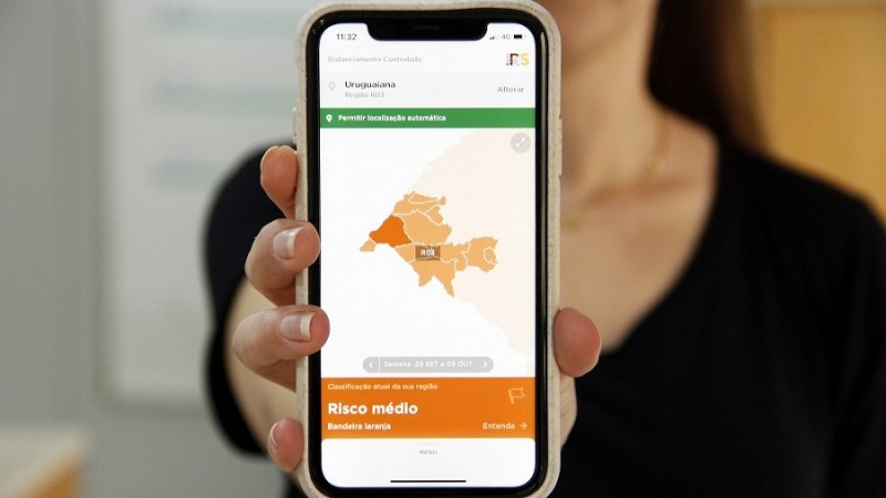 Imagem mostra tela de celular exibindo exemplo de consulta ao modelo de Distanciamento Controlado disponível no novo aplicativo