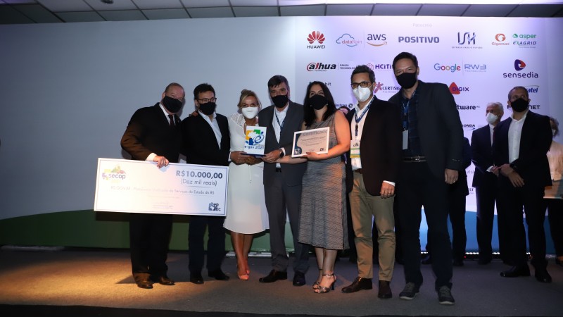 Equipe do governo do RS posa com certificado e troféu do prêmio