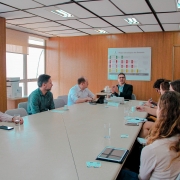 Representantes do governo do Estado e dos EUA sentados em torno de uma mesa de reuniões