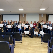 Grupo de representantes municipais reunido com certificado que simboliza a adesão ao projeto