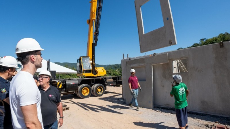 Leite visitou obras em Santa Tereza, onde as moradias definitivas est&atilde;o em constru&ccedil;&atilde;o